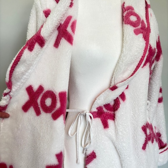 Betsey Johnson Intimates Small Plush Hooded Robe XOXO Pockets White Pink Comfy - Picture 10 of 12
